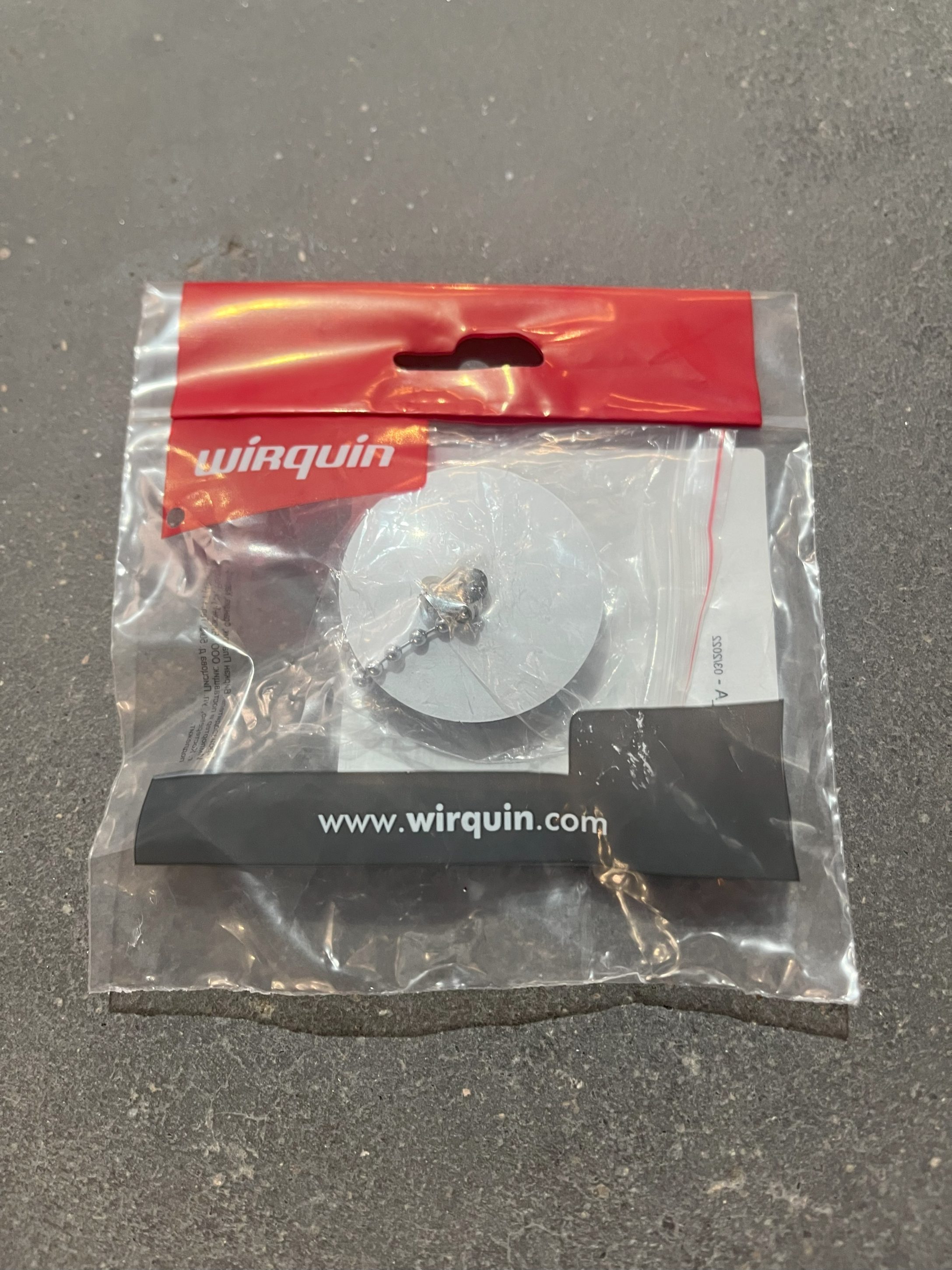 BOUCHON NOIR D47+ENJOLIVEUR + CHAINETTE