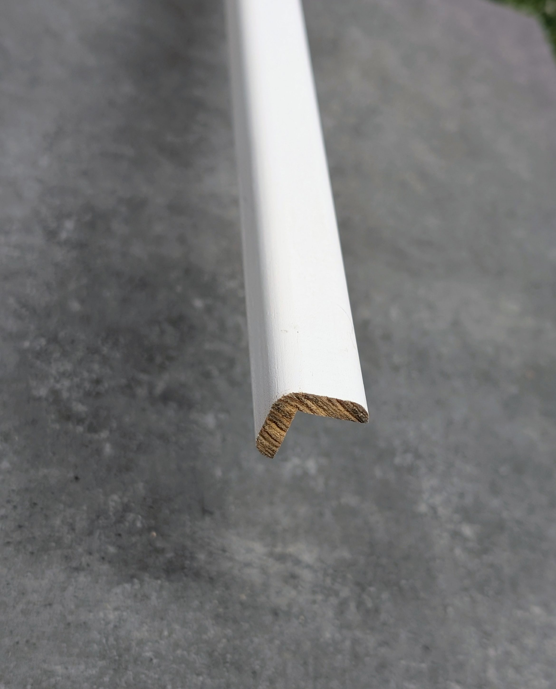 Baguette d'angle 24 2m40 PREPEINTE