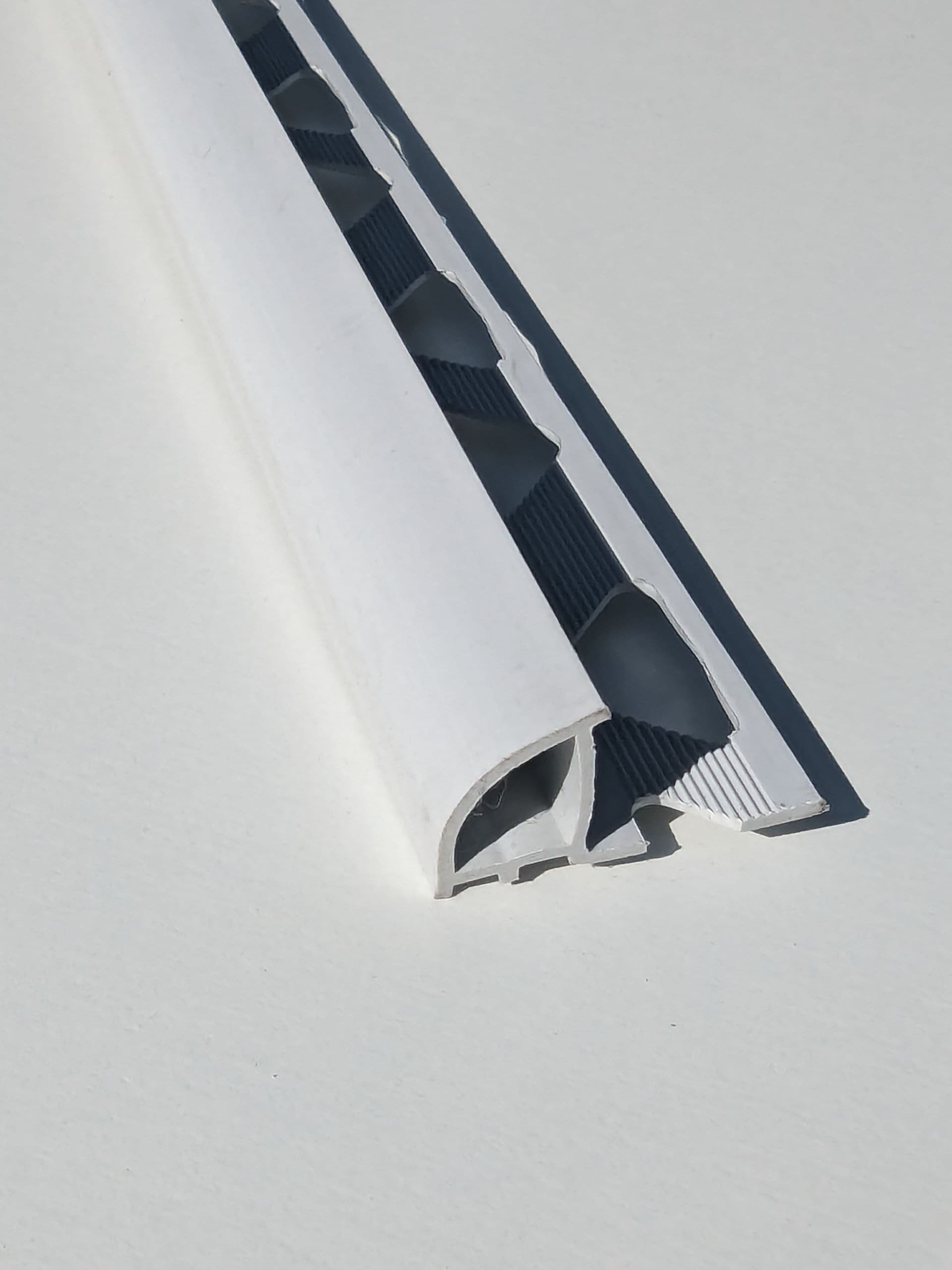 BAGUETTE CARRELAGE 1/4 ROND FERMÉ 10MM PVC GRIS 2.5M